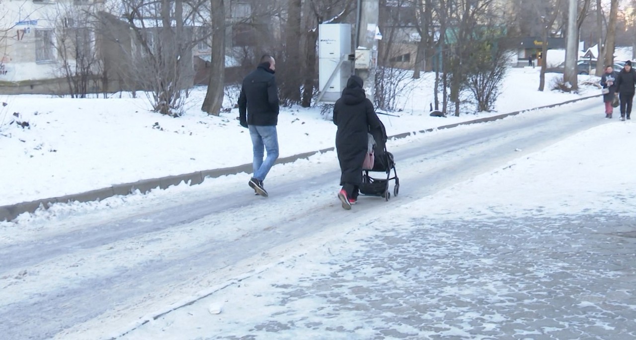 Ghețușul, pericol în curțile din Chișinău. Locuitorii se deplasează cu prudență, vârstnicii - cei mai afectați