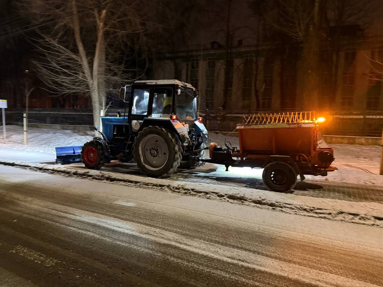 Se circulă în condiții de iarnă în capitală și pe drumurile naționale. Serviciile sunt mobilizate în teren