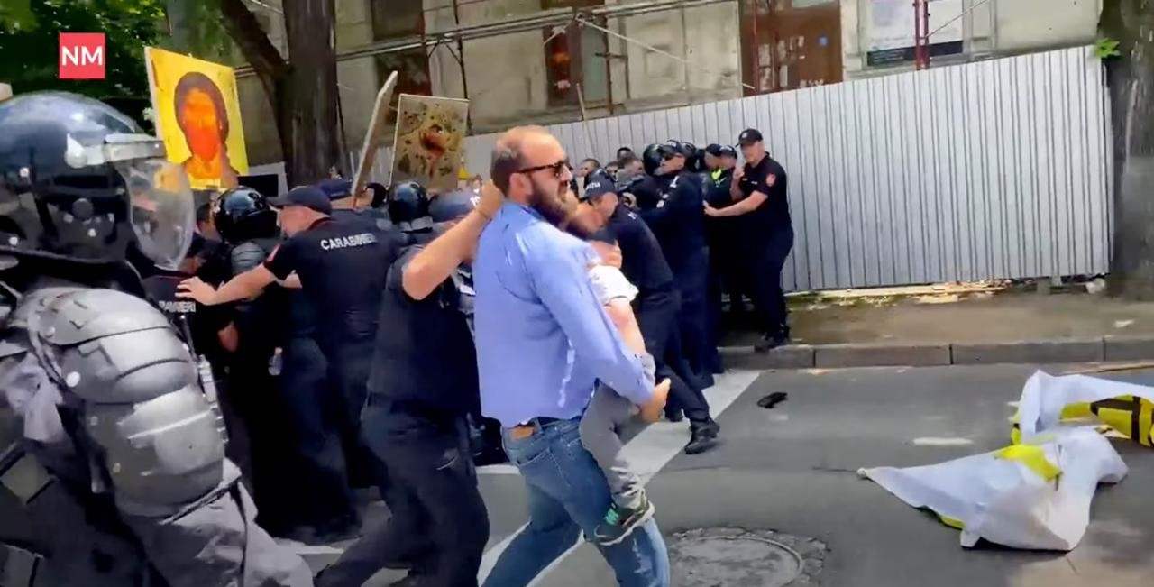 Avocatul Copilului s-a autosesizat în cazul micuțului pus în pericol de către un adult la manifestațiile din centrul capitalei
