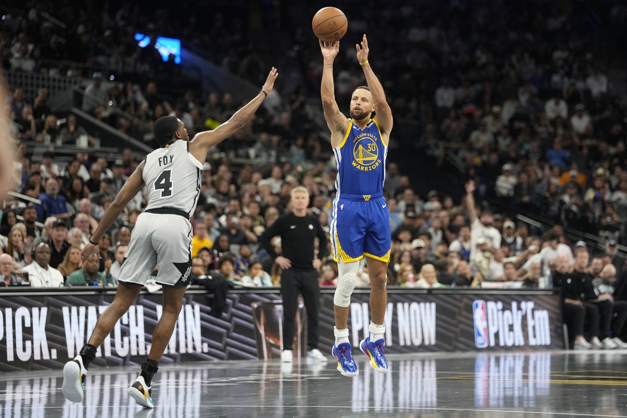 Stephen Curry a făcut show într-un nou meci din NBA
