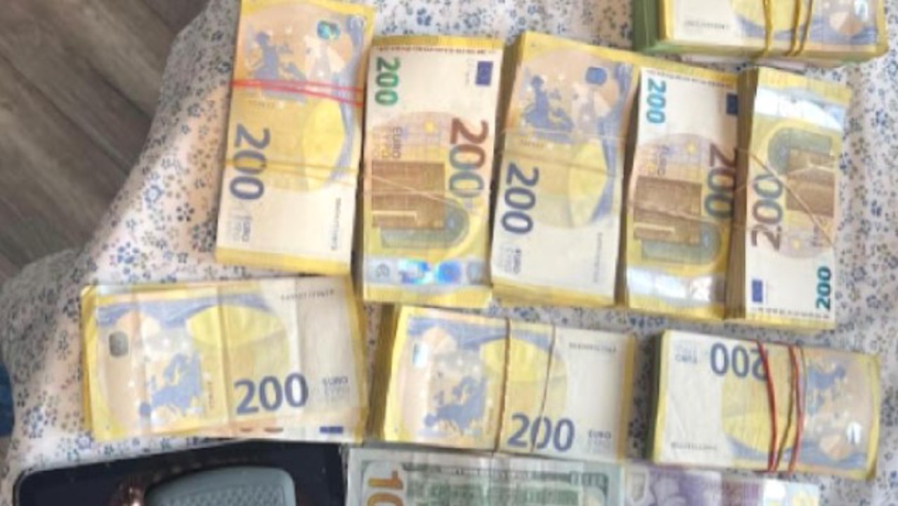 Percheziții într-o afacere cu geamuri termopan: livrări fictive de 40 de milioane de lei