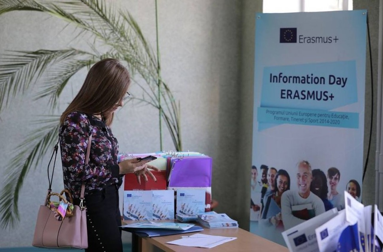 Programul Erasmus+ deschide uși către universități europene pentru tinerii din R. Moldova și oferă burse de până la 900 de euro 