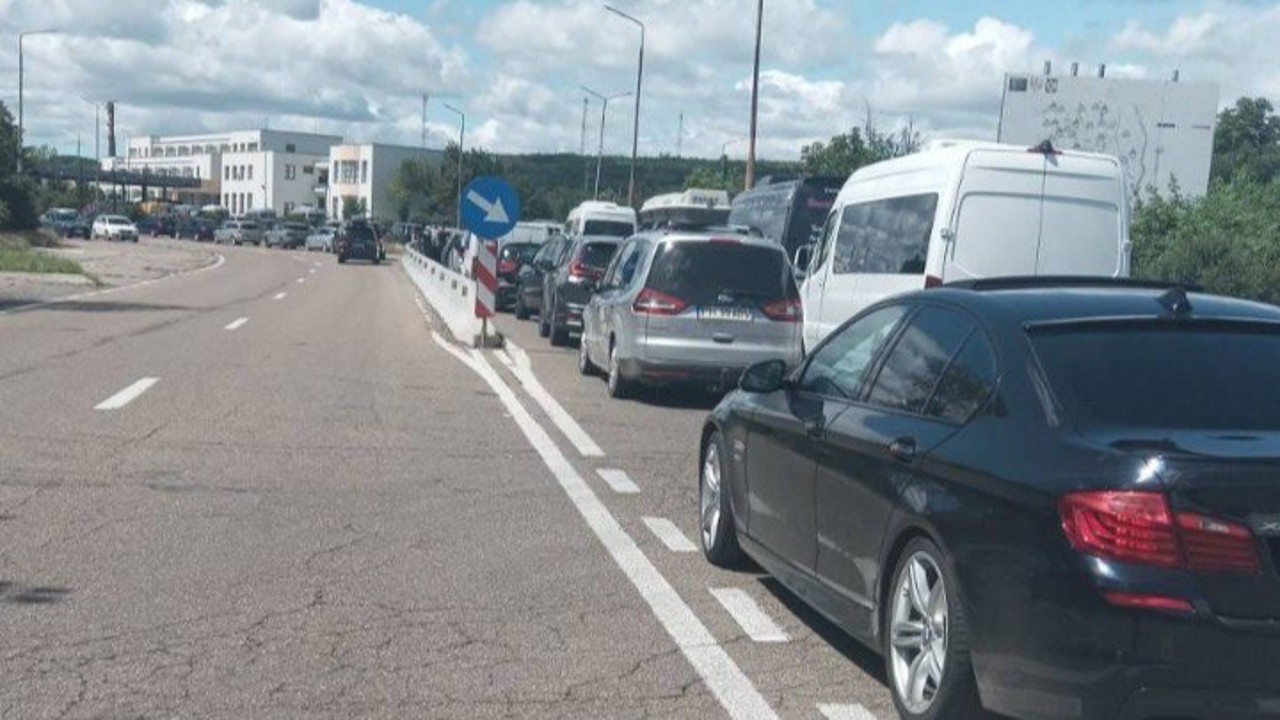 Trafic intens la ieșirea din Republica Moldova prin PTF Leușeni: autoritățile recomandă rute alternative