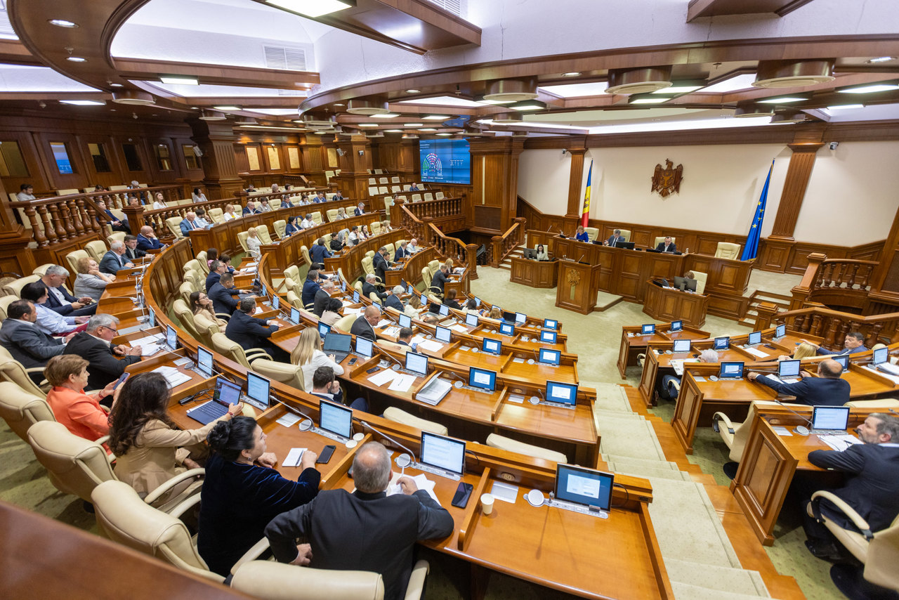 Creditul de 400 de milioane de euro pentru Energocom, motiv de dispută în Parlament: opoziția acuză lipsă de transparență, în timp ce guvernarea invocă independența energetică