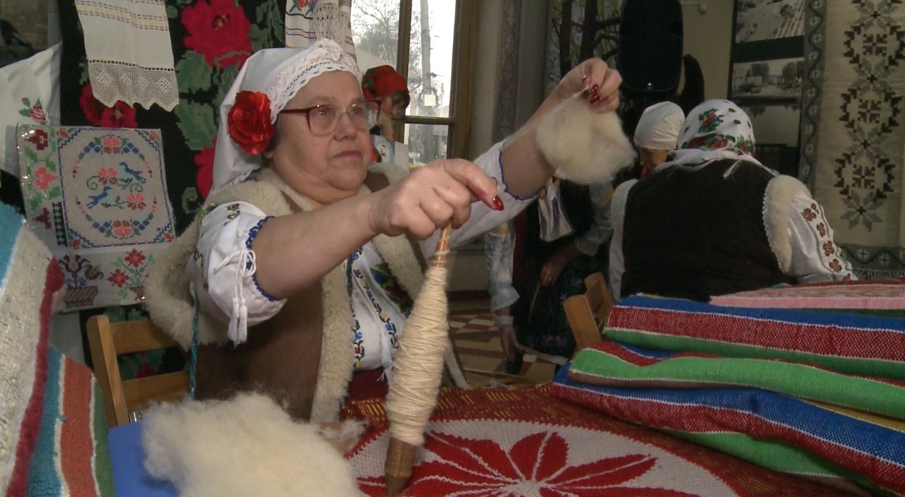 Meșterii populari din mai multe regiuni și-au dat întâlnire la Târgul „Covorul Dorului”