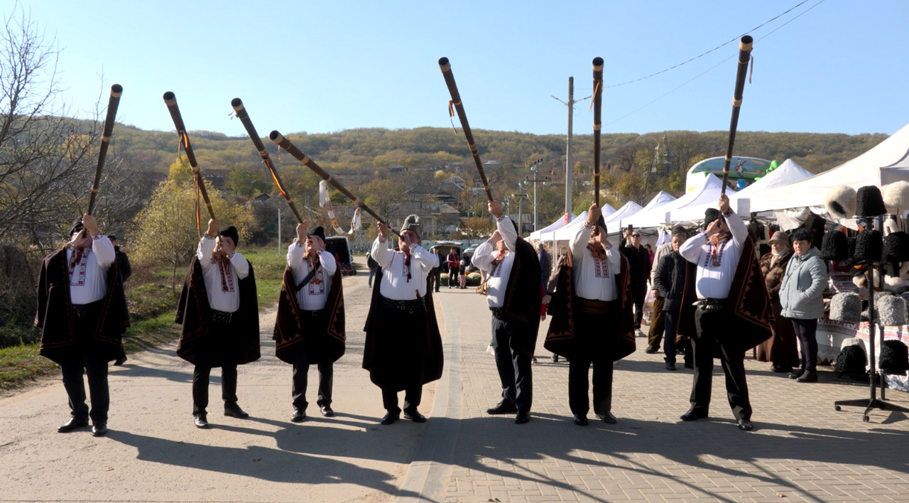 Satul Scoreni a găzduit primul Festival al Butoiului, dedicat dogarilor și tradițiilor locale