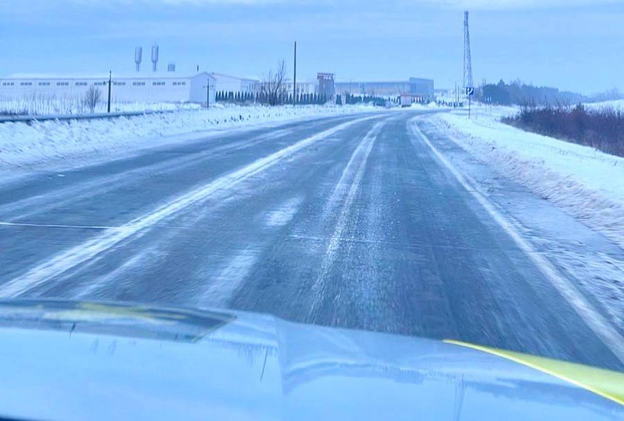 Atenție, șoferi! În unele zone ale țării carosabilul este acoperit cu gheață