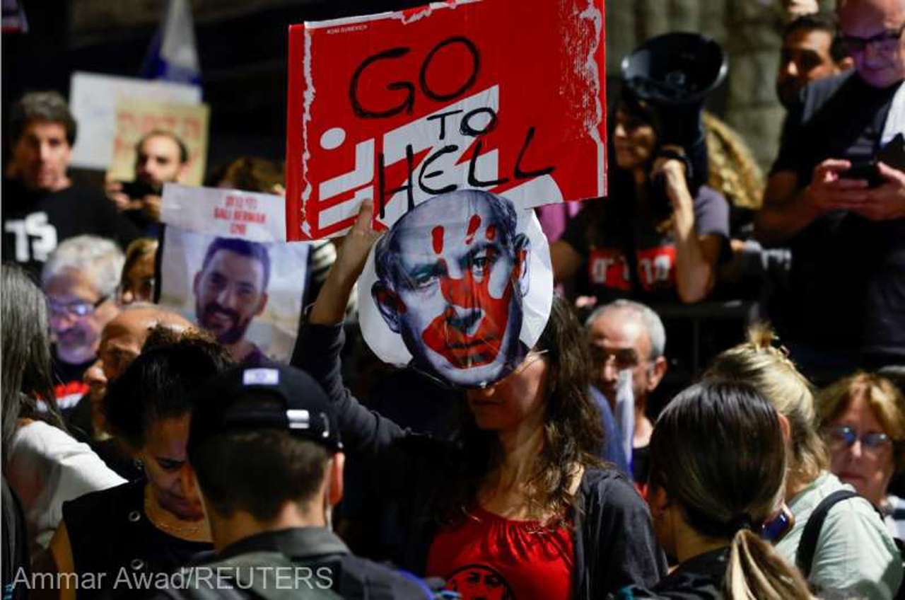 Protesters mass outside Netanyahu's house as anger grows