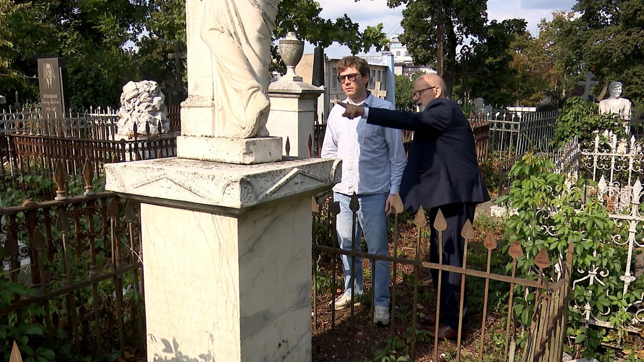 Cu istoricul Ion Varta, la mormântul Anei Catargi-Ghica, cimitirul central din Chișinău