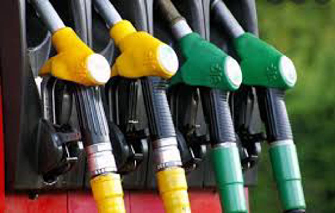 Vești bune pentru șoferi: Carburanții continuă să se ieftinească 