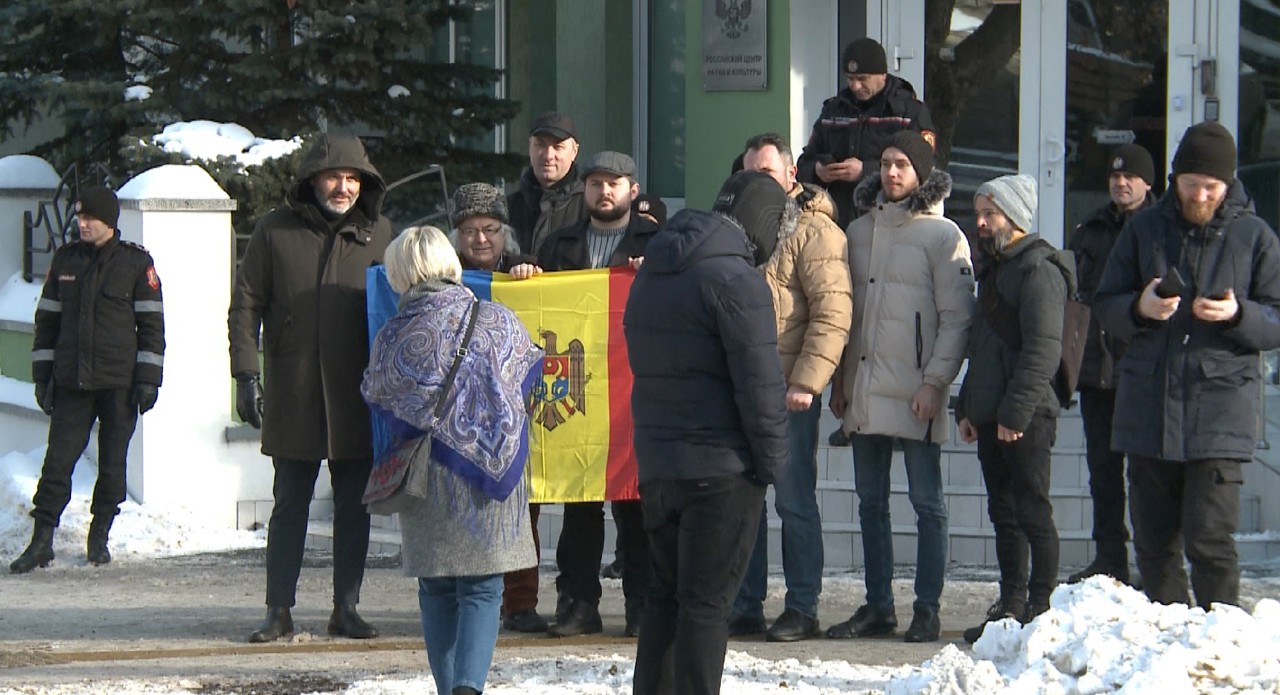 Просят поднять и молдавский флаг: активисты устроили протест у Российского центра науки и культуры