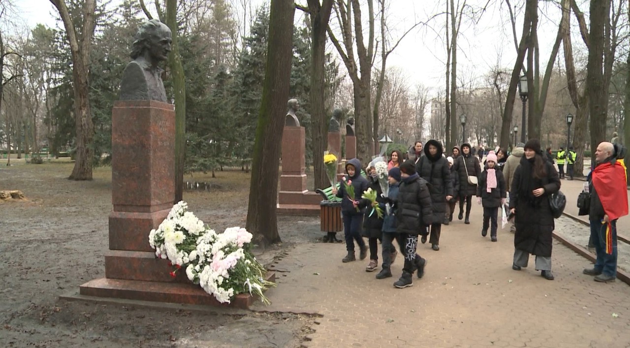 Omagiu poetului Grigore Vieru: admiratorii au adus flori și au recitat versurile marelui scriitor