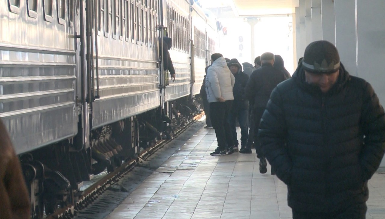 Îndură frig și dorm îmbrăcați în geci de iarnă: mărturiile ucrainenilor care ajung cu trenul la Chișinău 