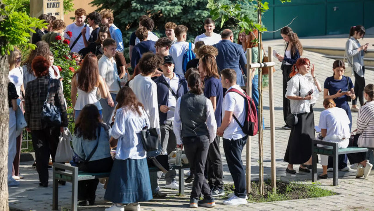 Un loc la liceu, tot mai greu de obținut: Crește concurența, iar media de admitere ar putea fi „mult peste 7”