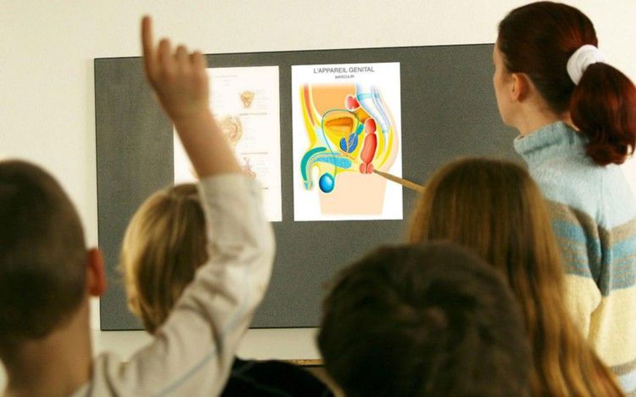Educația sexuală, între tabu și pericol real: Riscurile la care sunt supuși tinerii din cauza ignoranței adulților