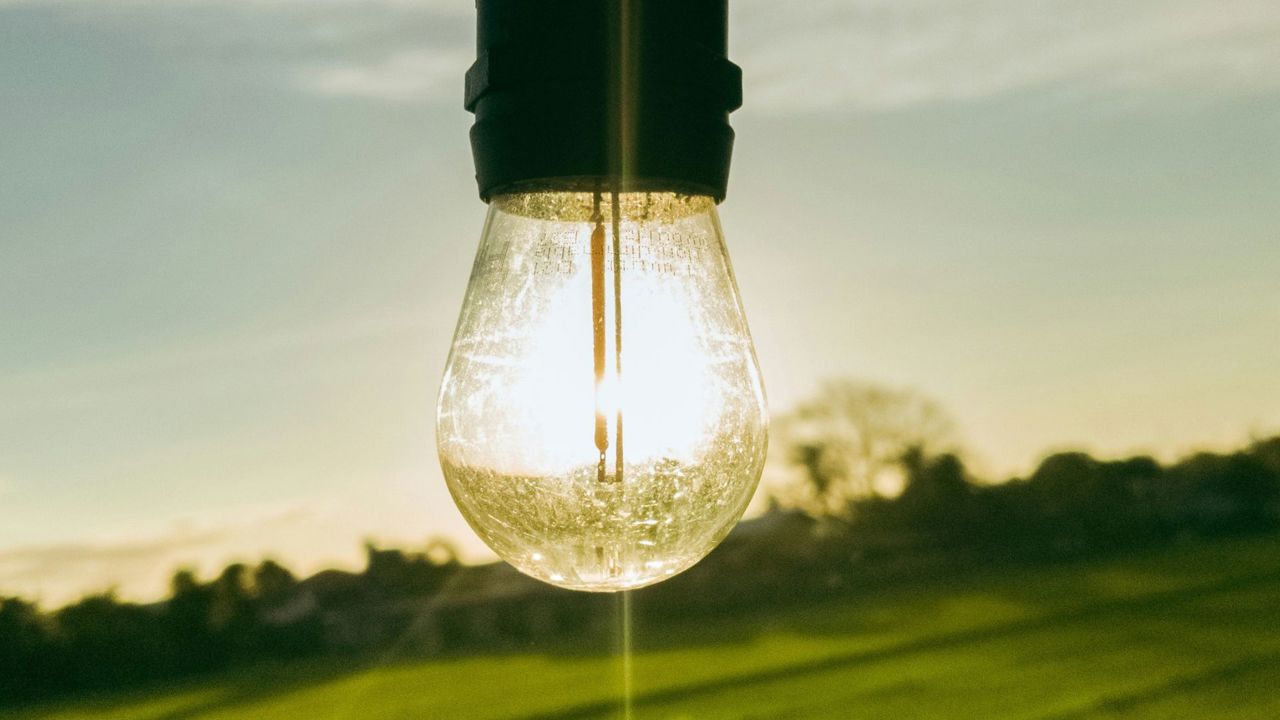 Energie solară stocată ziua și folosită seara: Încă un parc fotovoltaic cu capacități de stocare, construit în R. Moldova