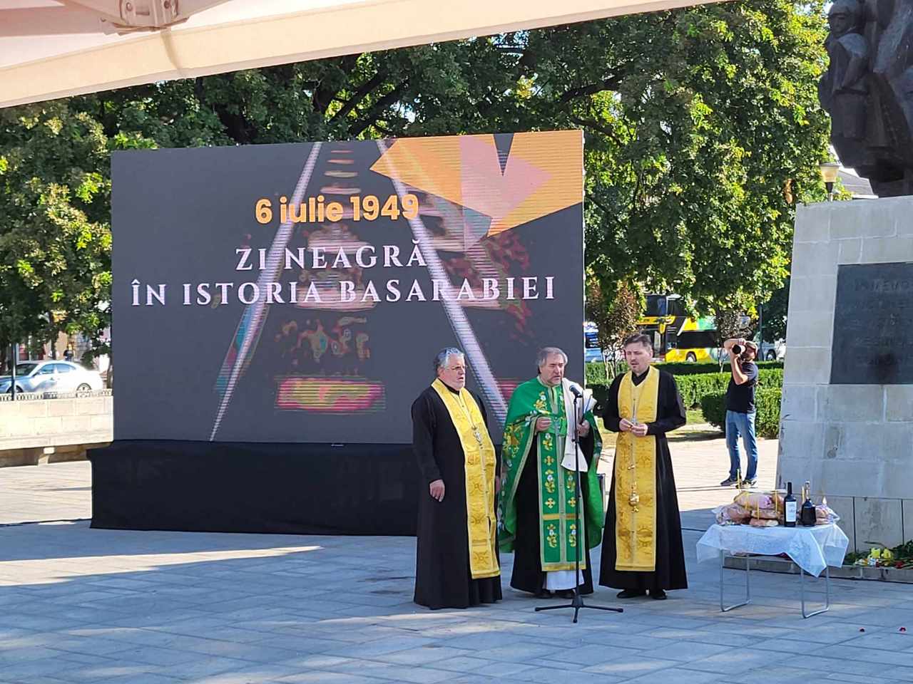 В память о жертвах второй волны сталинских депортаций в Республике Молдова были приспущены флаги, а в церквях прошли литургии