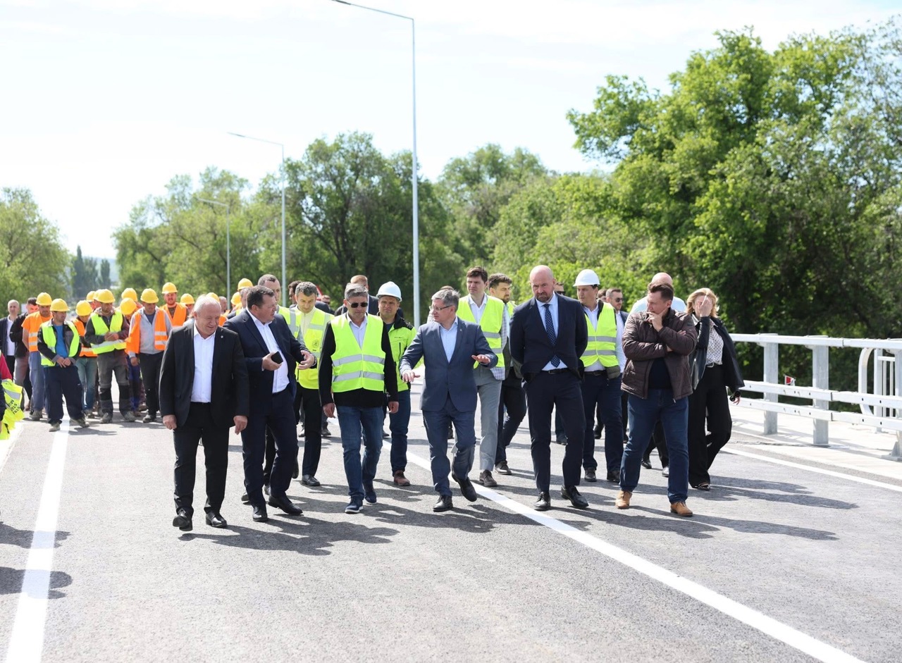 Мост над железной дорогой на трассе R6 вновь открыт для движения транспорта