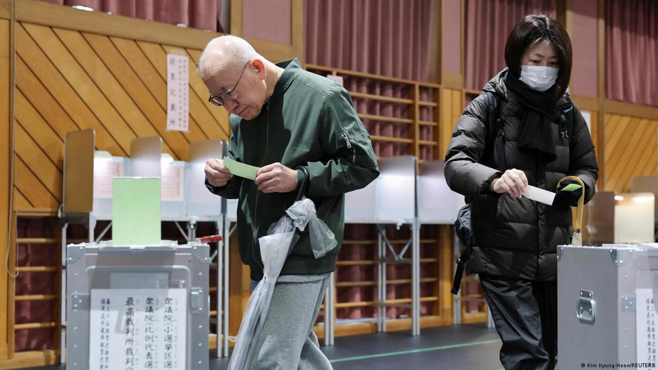 В Японии проходят досрочные парламентские выборы