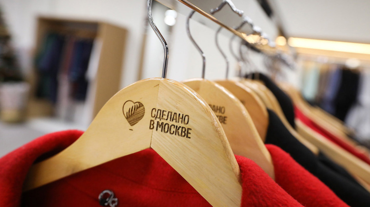Retailerii ruși de îmbrăcăminte lichidează stocurile cu reduceri de până la 90%, pe fondul riscului de închidere