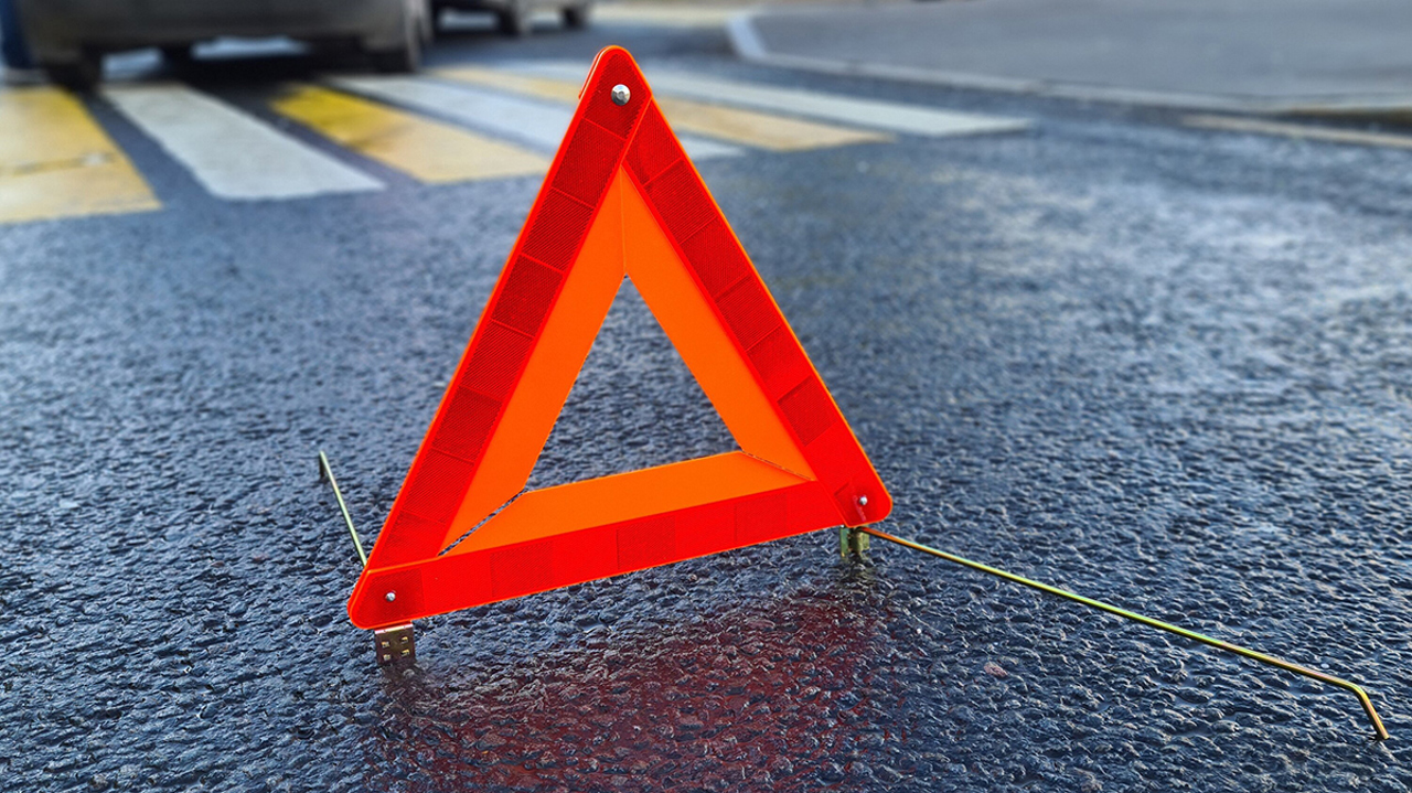 Маршрутка с пассажирами врезалась в дерево: пострадали четыре человека