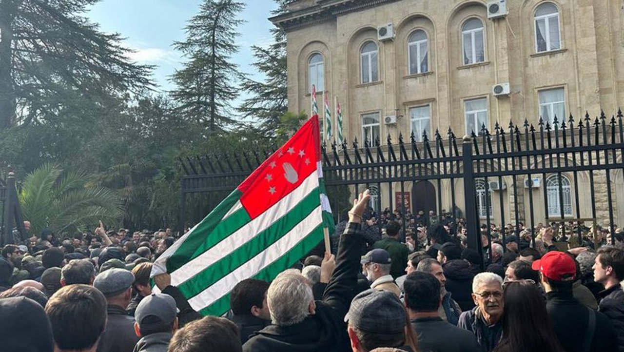 Абхазия: Бжания назвал протесты попыткой госпереворота и отказался уходить с занимаемого поста