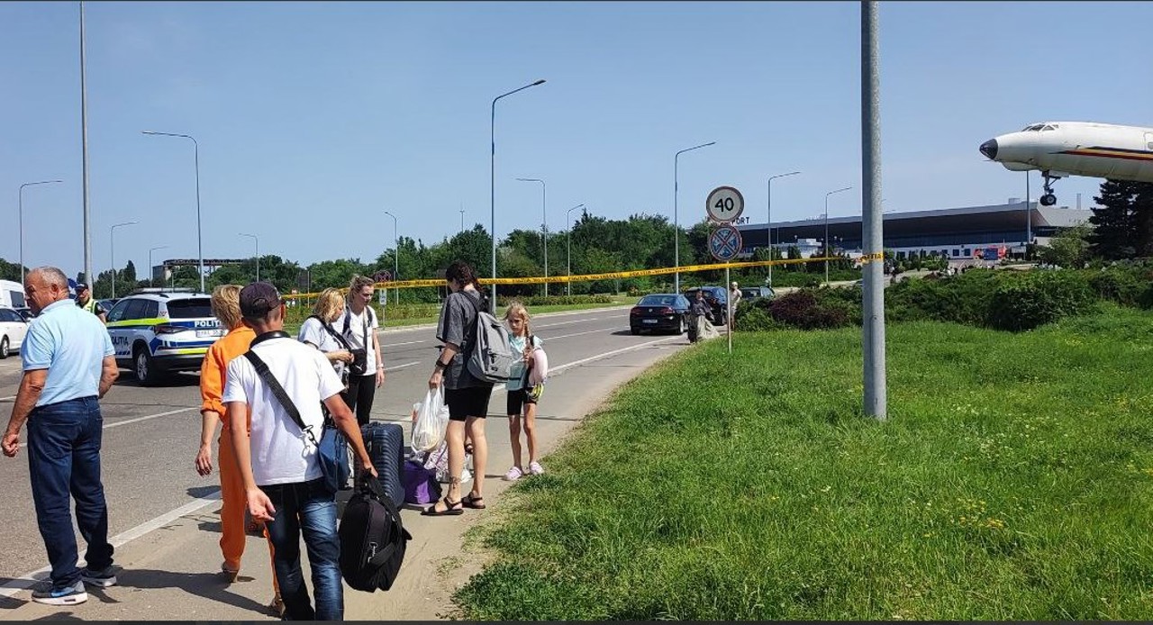 Alerta falsă cu bombă la Aeroportul Internațional Chișinău a perturbat traficul aerian. Zeci de călători au fost evacuați și au așteptat afară ore în șir
