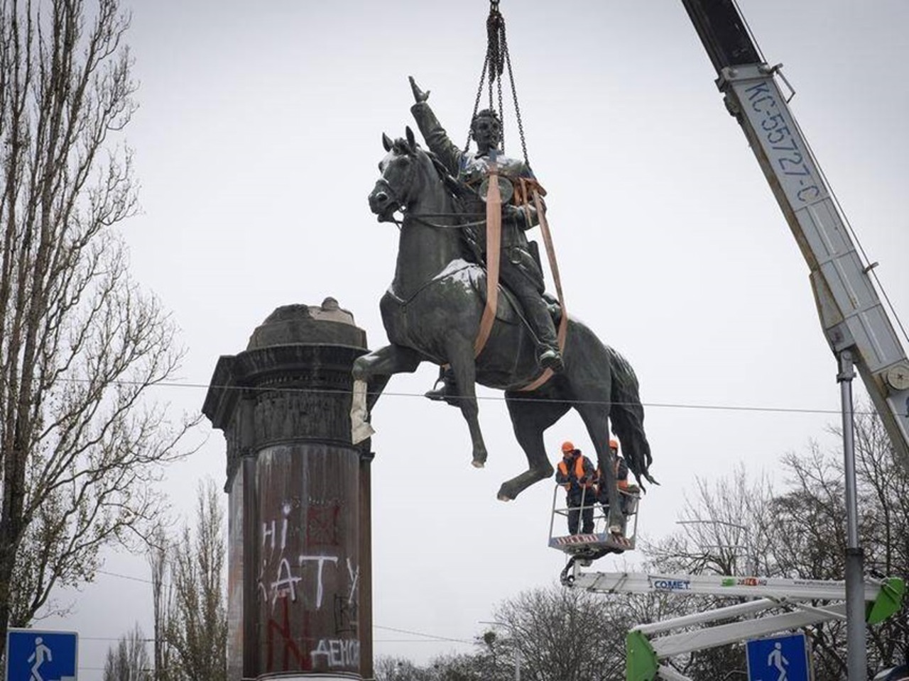 Ukraine presses ahead with removal of Soviet monuments