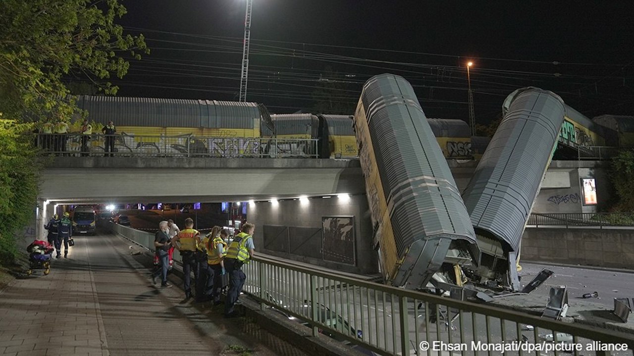 В Мюнхене грузовой поезд сошел с рельсов, два вагона упали на проезжую часть: есть пострадавший
