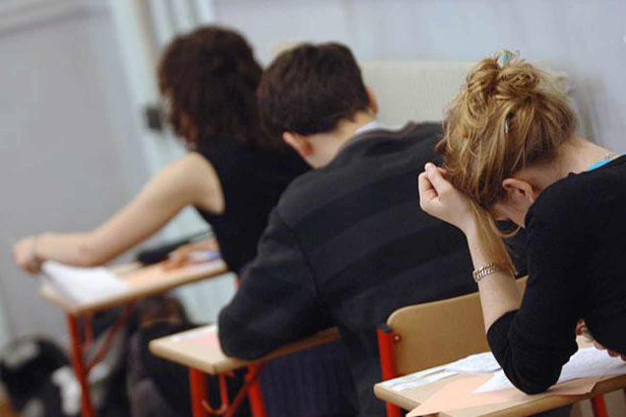 Почти 2 200 кандидатов на получение степени бакалавра получили официальную "10" по иностранному языку, что является лучшим результатом за последние девять лет