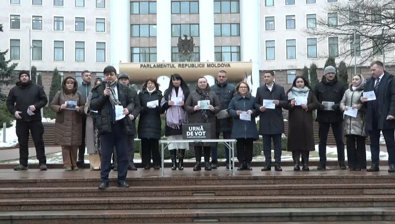 MAN a adus o urnă cu facturi la Parlament: „Cerem reducerea retroactivă a tarifelor”