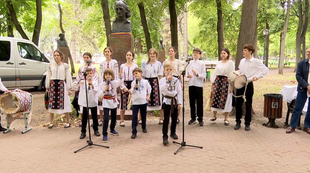 „Atât de iubit aici și dincolo de Prut”: Festivalul „Grigore Vieru” a debutat la Chișinău