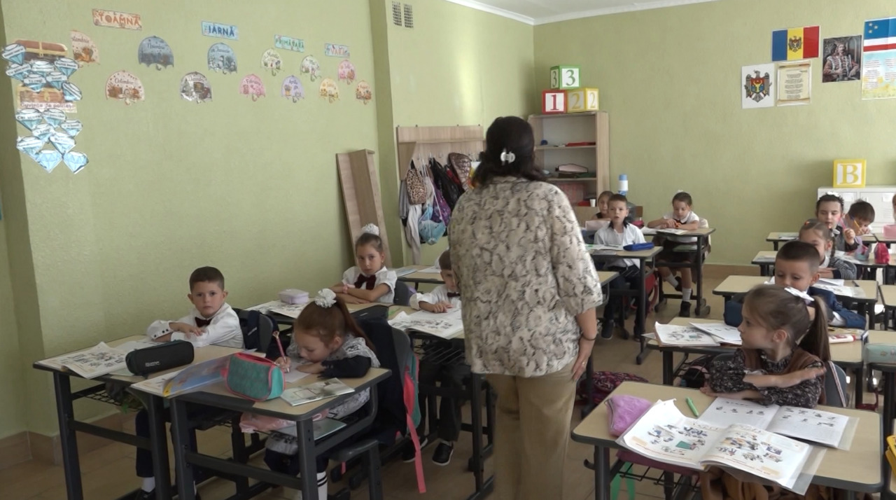Criză de cadre didactice în sudul țării. Profesorii fac naveta zeci de kilometri pentru a ajunge la școală