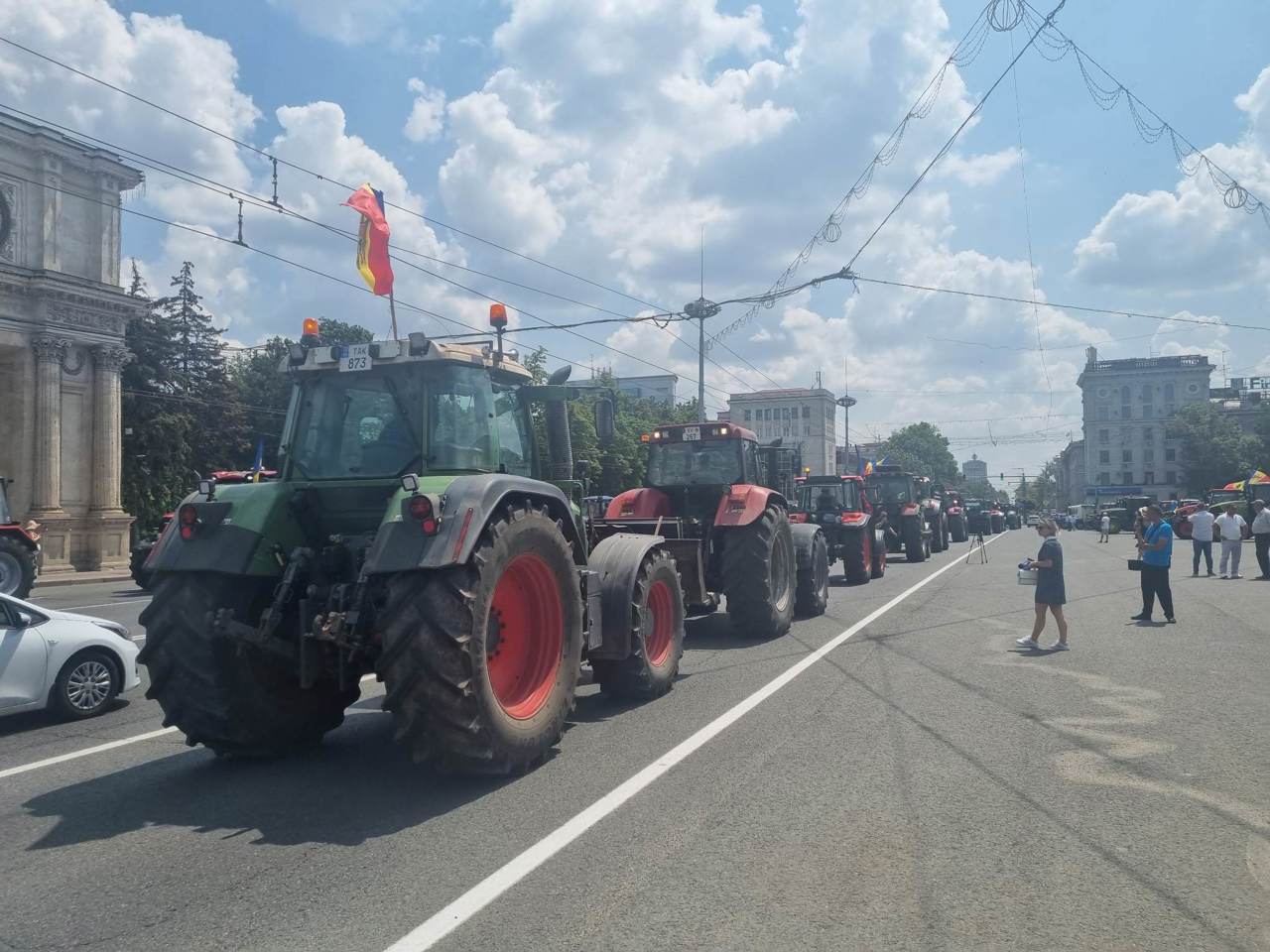 Agricultorii continuă protestele // Slusari: Nu există certitudine că UE va aloca aceste fonduri. Președinția: Instituțiile statului sunt în căutarea unor soluții viabile