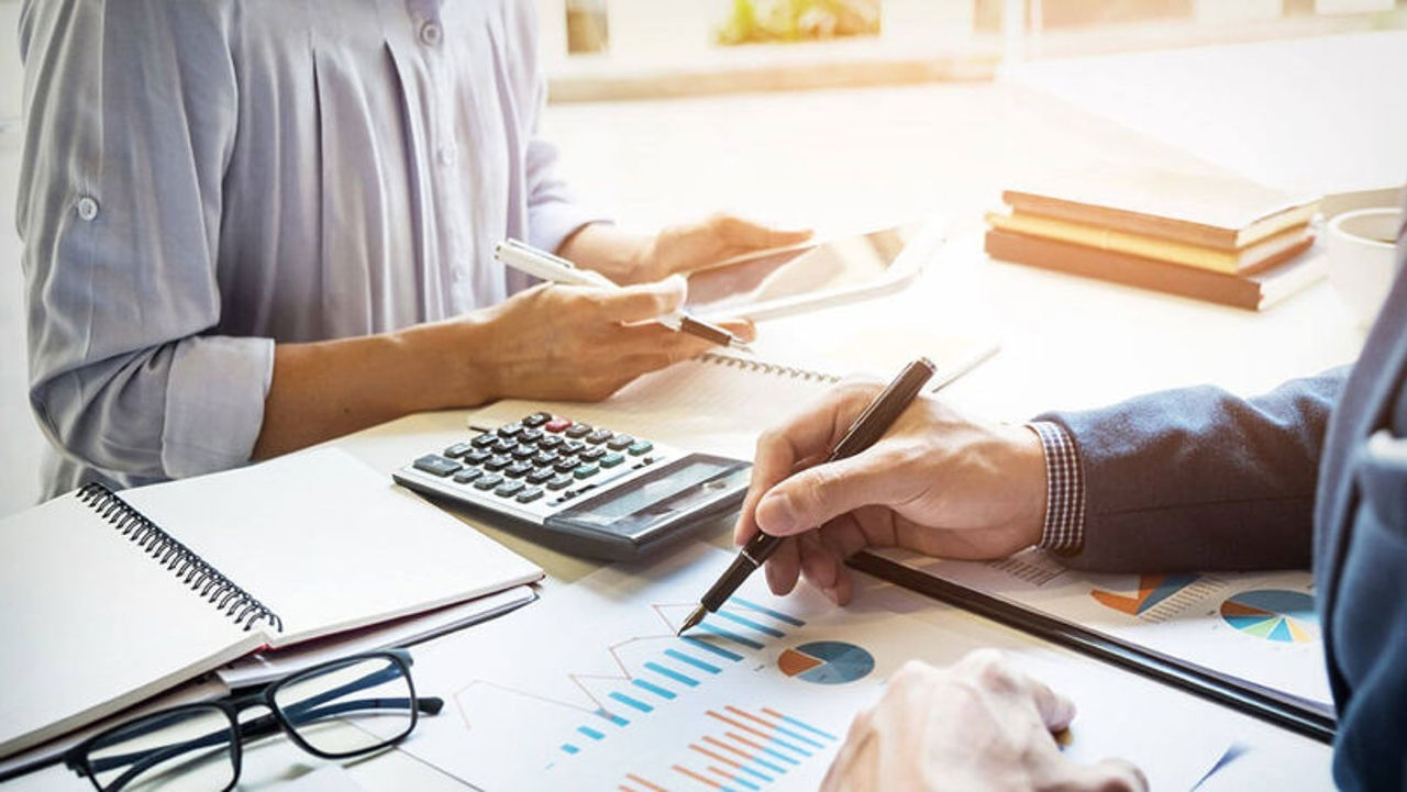 Statul simplifică procedurile pentru companii și anulează aprobările inutile, fără relaxarea controlului 