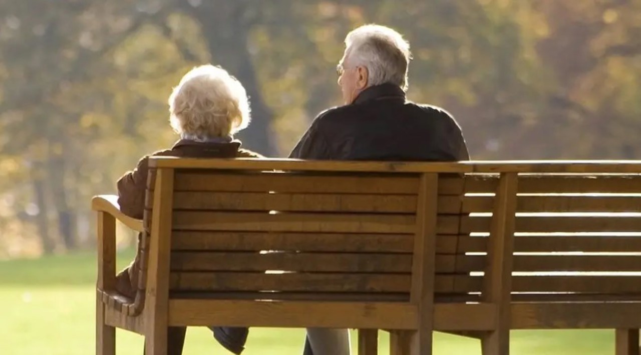 Sprijin pentru persoanele vârstnice: programe de îmbătrânire activă și servicii sociale extinse
