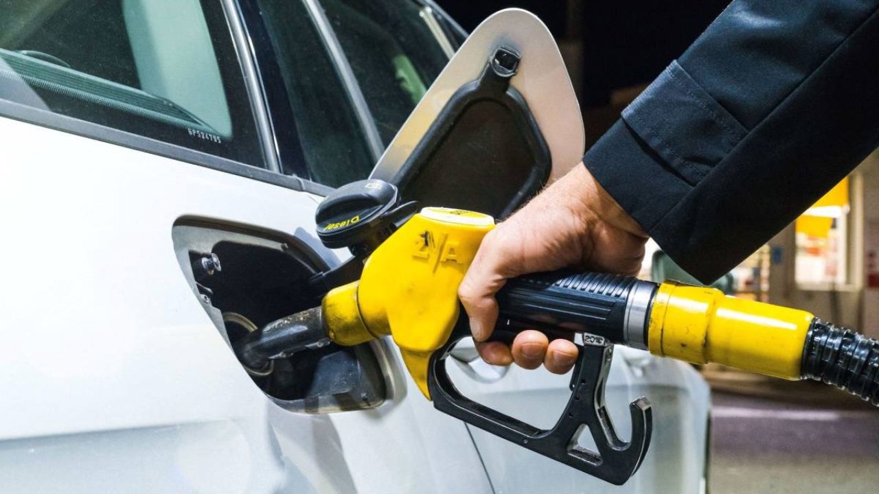 Noi prețuri la carburanți: benzina se scumpește, iar motorina se ieftinește