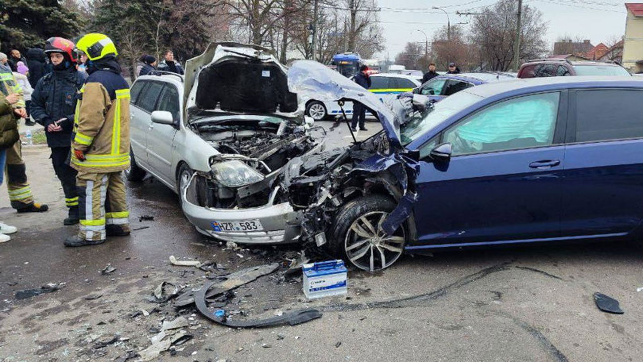 Carambol pe strada Miorița din Chișinău: Patru persoane au ajuns la spital 