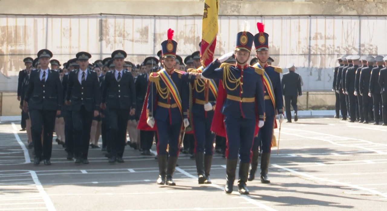 O nouă generație de polițiști: Absolvenții Academiei „Ștefan cel Mare” au depus jurământul și au promis să aplice corect legea 