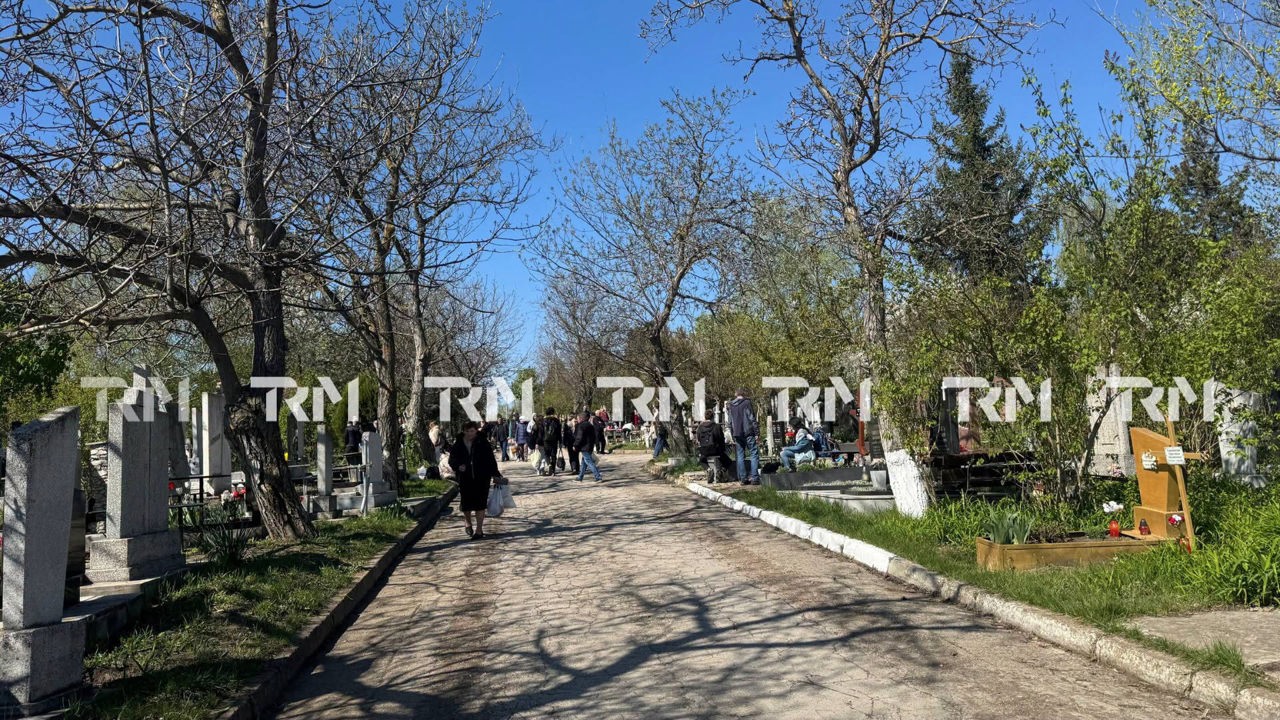 Cu flori, pomeni și amintiri, oamenii au mers la cimitire să îi pomenească pe cei decedați: „Venim în fiecare an”