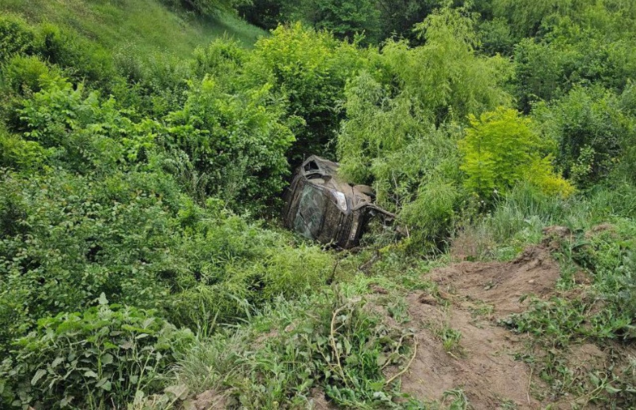 Accident teribil în apropiere de Ialoveni. Un automobil s-a răsturnat în șanț
