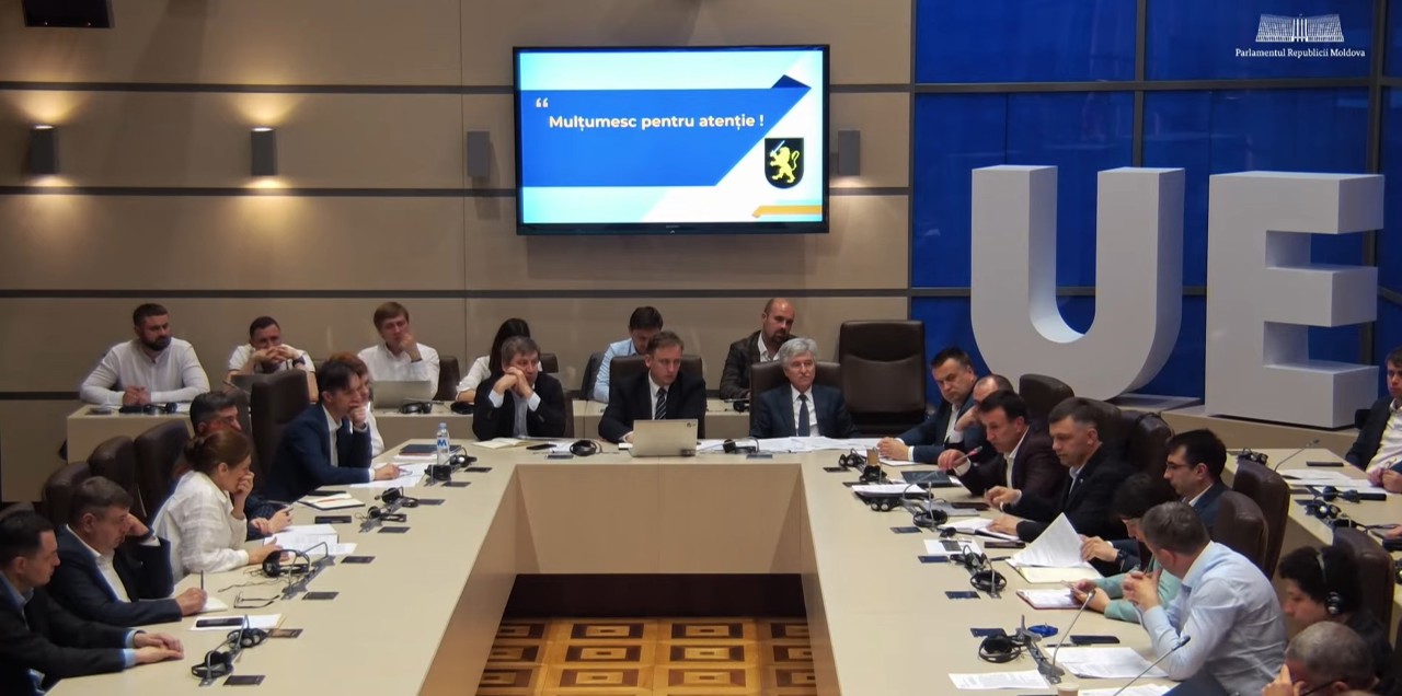 Audieri în Parlament pe tema fraudelor telefonice: Escrocii sună persoanele care locuiesc în apropierea băncilor
