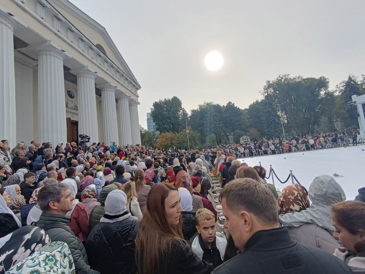  „Cel mai de preț lucru pe care îl are orașul sunt oamenii”: Depuneri de flori la monumentul lui Ștefan cel Mare și Sfânt, de Hramul Chișinăului