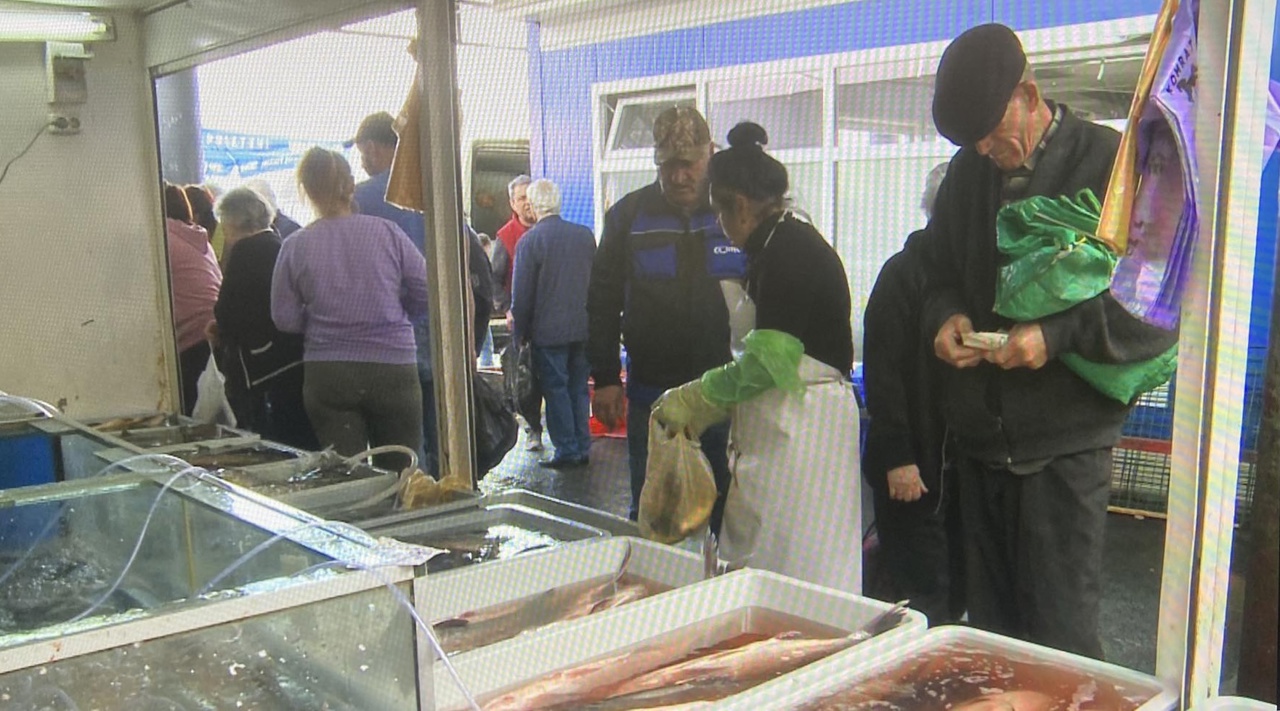 Orthodox Christians Flock to Market for Annunciation: High Demand for Fish