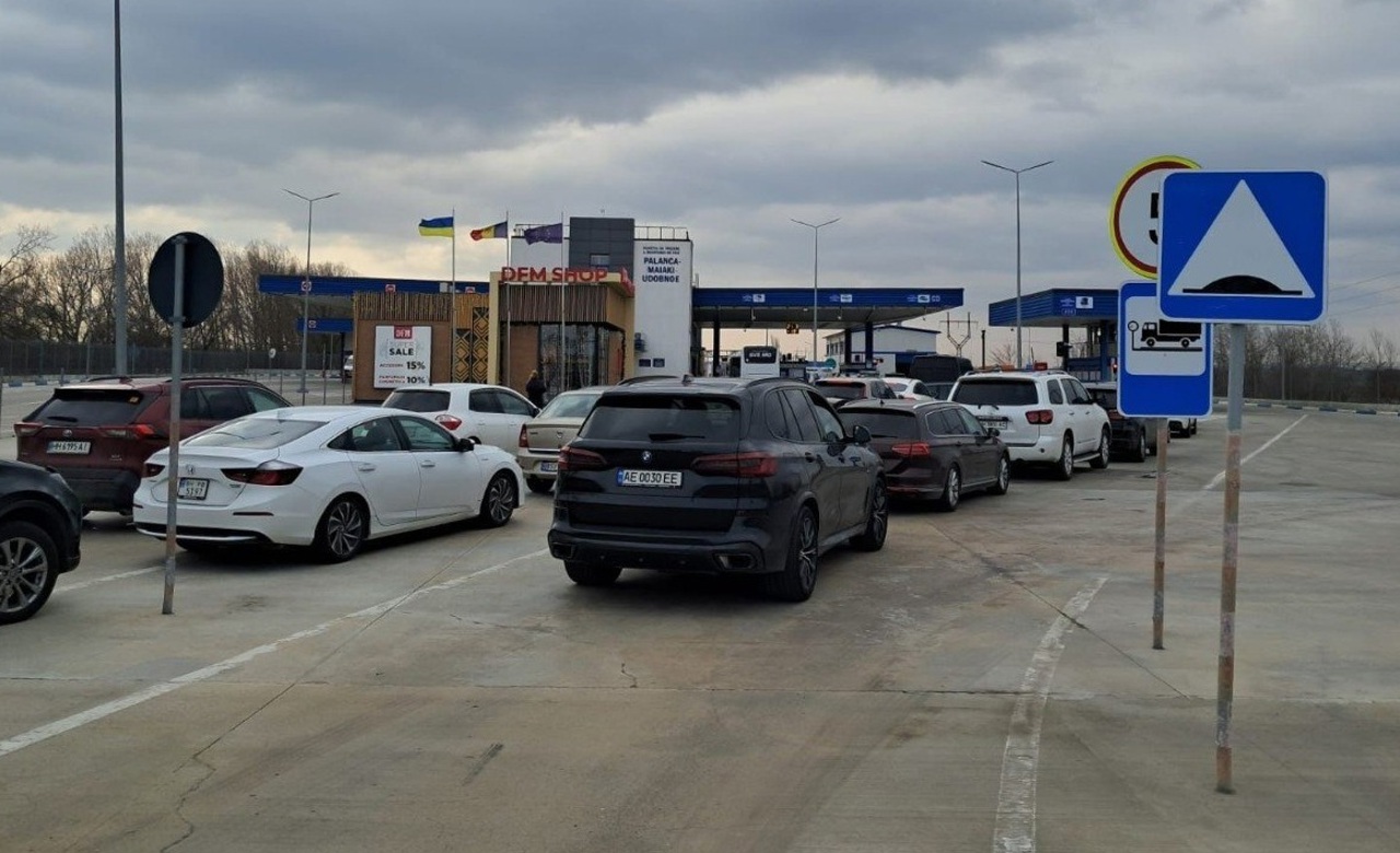 Heavy traffic at the Palanca crossing point entering Moldova