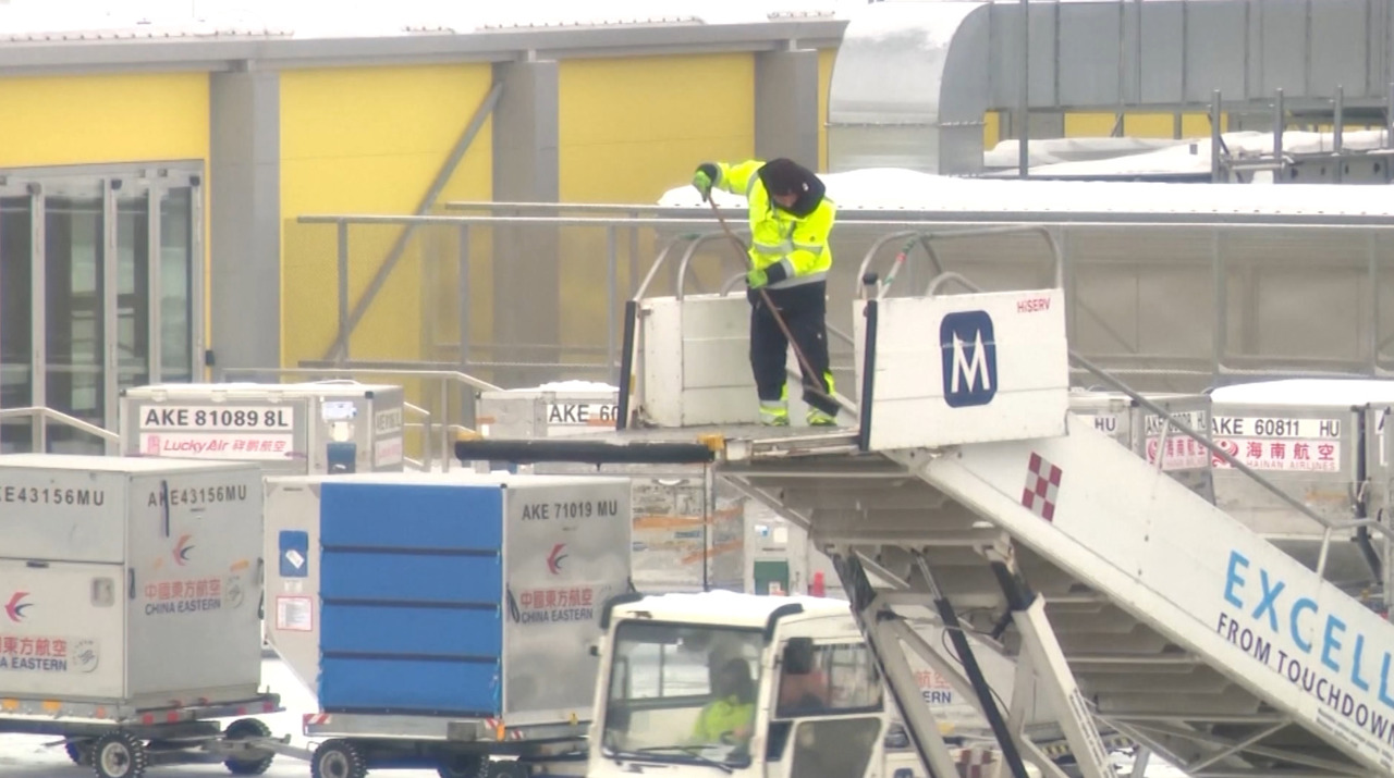 Ninsori, lapoviță și gheață: Haos pe drumuri și în aeroporturi în mai multe țări europene