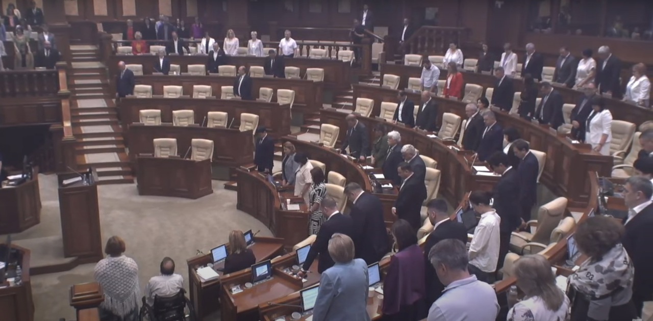 Minut de reculegere în Parlament pentru victimele din Ucraina și din Orientul Mijlociu