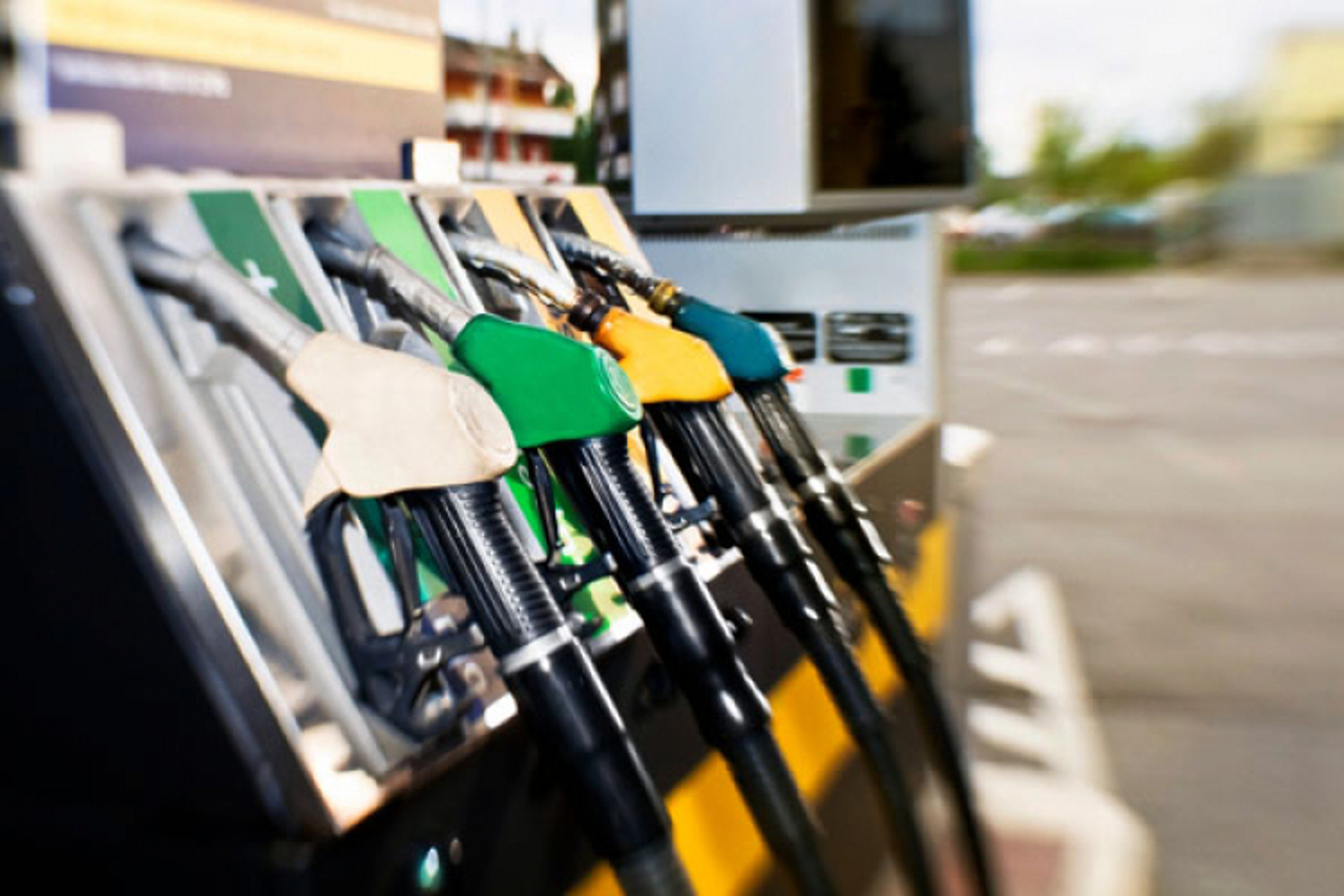 ANRE a stabilit noi prețuri la carburanți: benzina se scumpește, iar motorina se ieftinește 