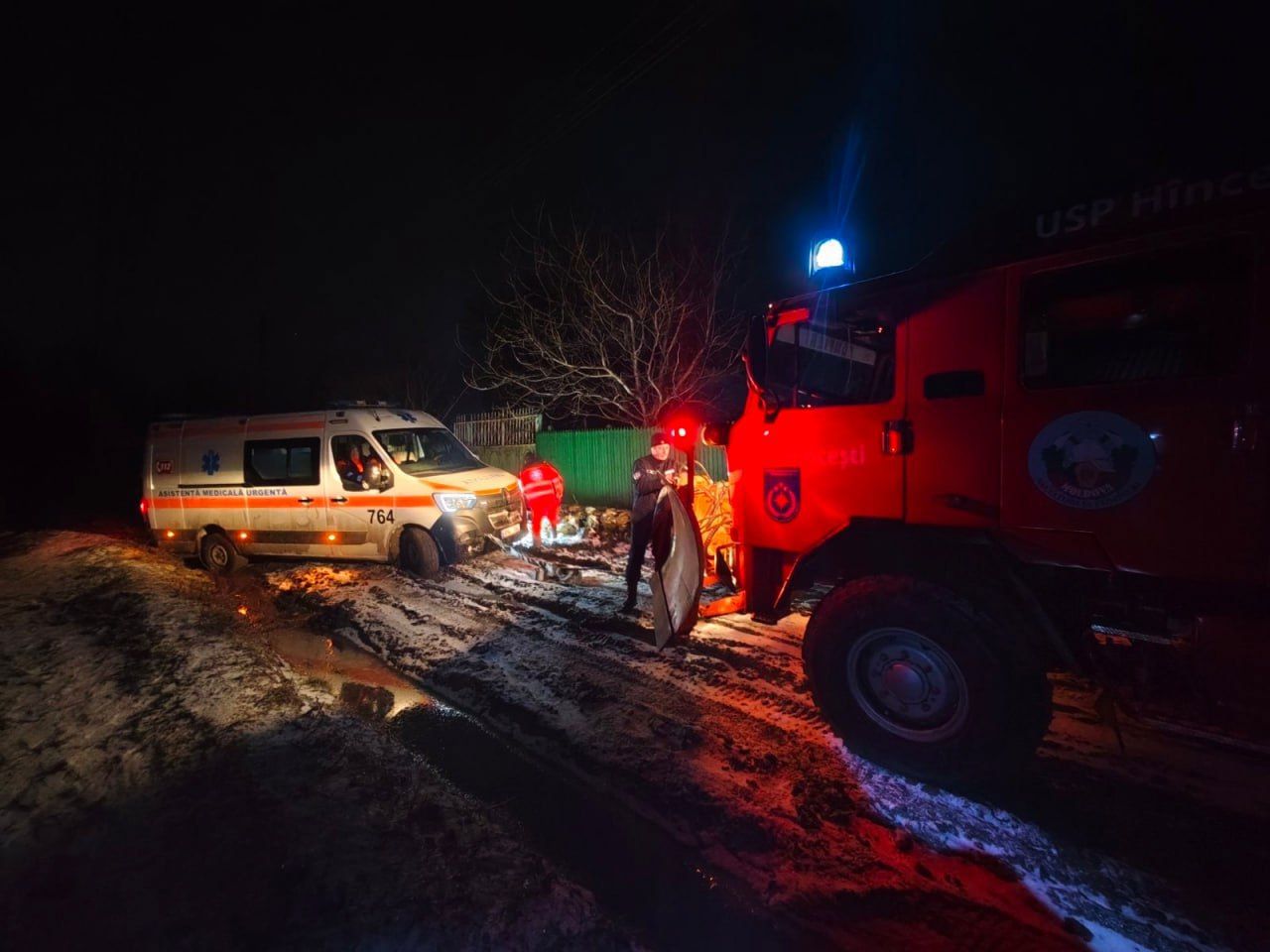 35 de misiuni în 24 de ore: ambulanțe deblocate de salvatori pe drumuri acoperite de polei