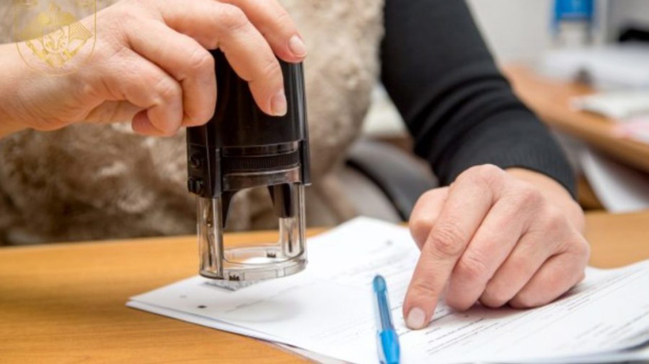 Bani furați timp de trei ani: fosta contabilă a unei bănci, judecată pentru delapidarea a 1.5 milioane de lei